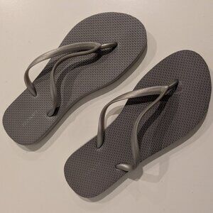 Old Navy Women Flip Flops Sandals Silver